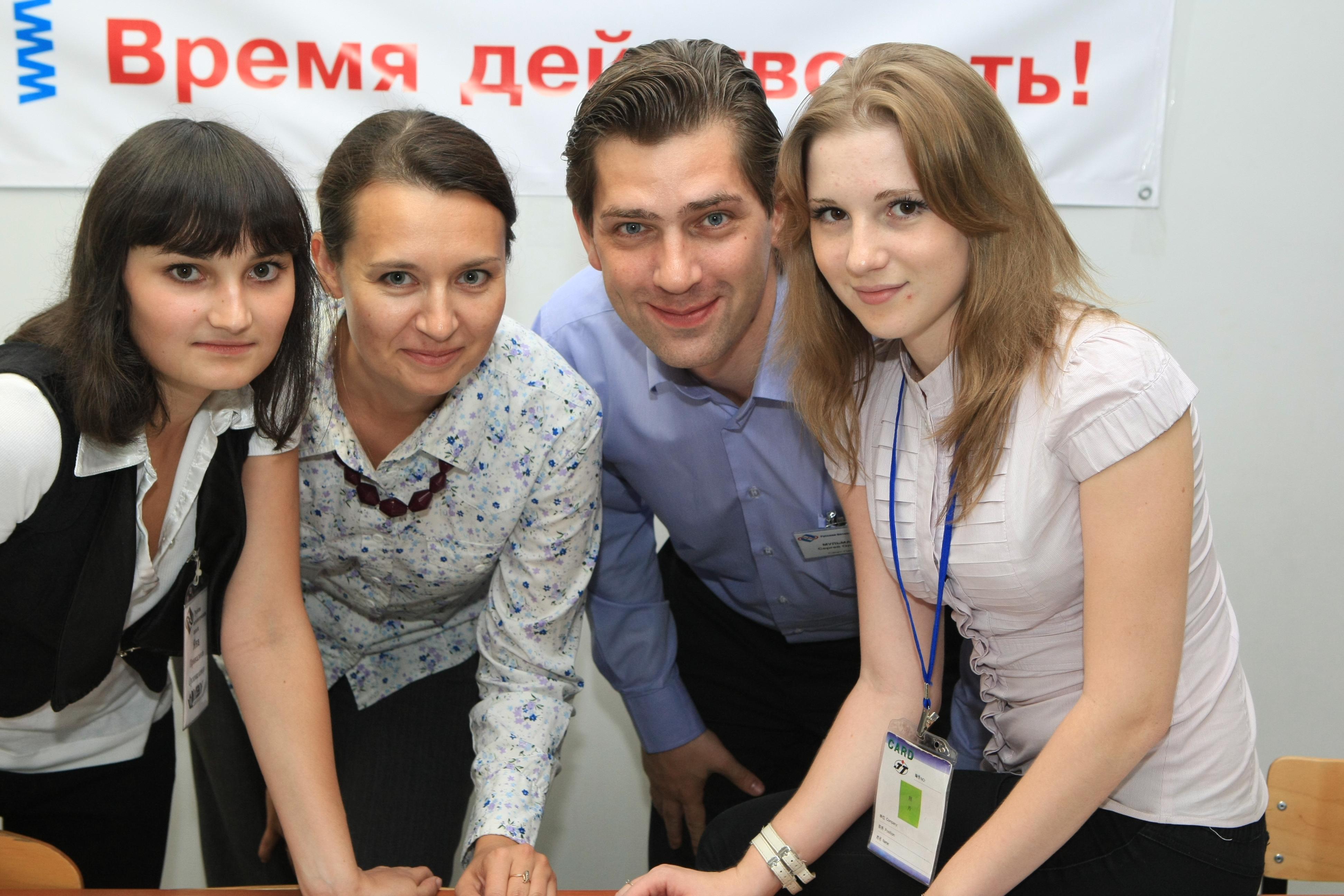 Мульманов Сергей и его помощницы в организации конференции